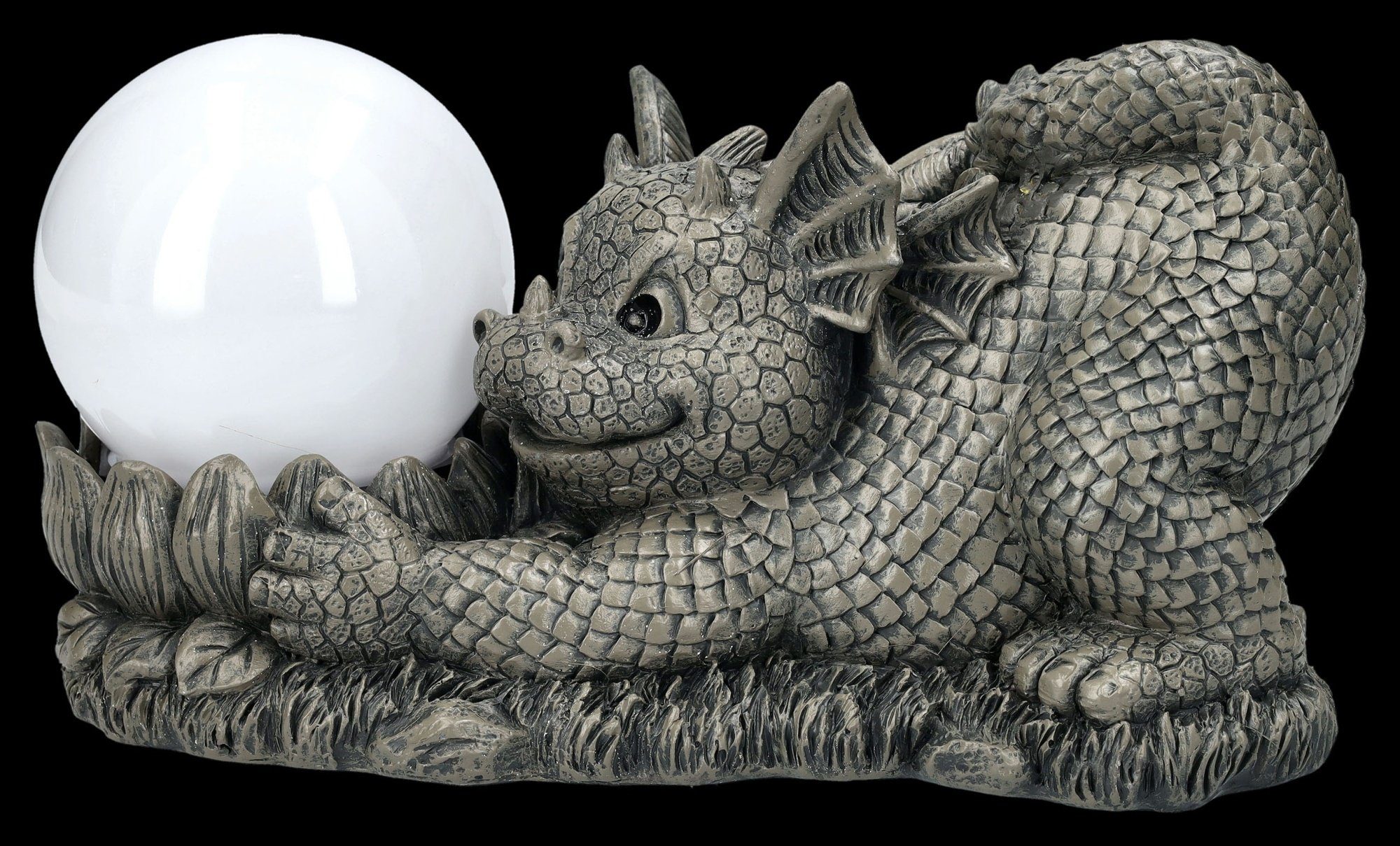 Figuren Shop GmbH Gartenfigur Garten Figur - Drache spielt mir Solarlampe - Gartenfigur Fantasy Dekofigur
