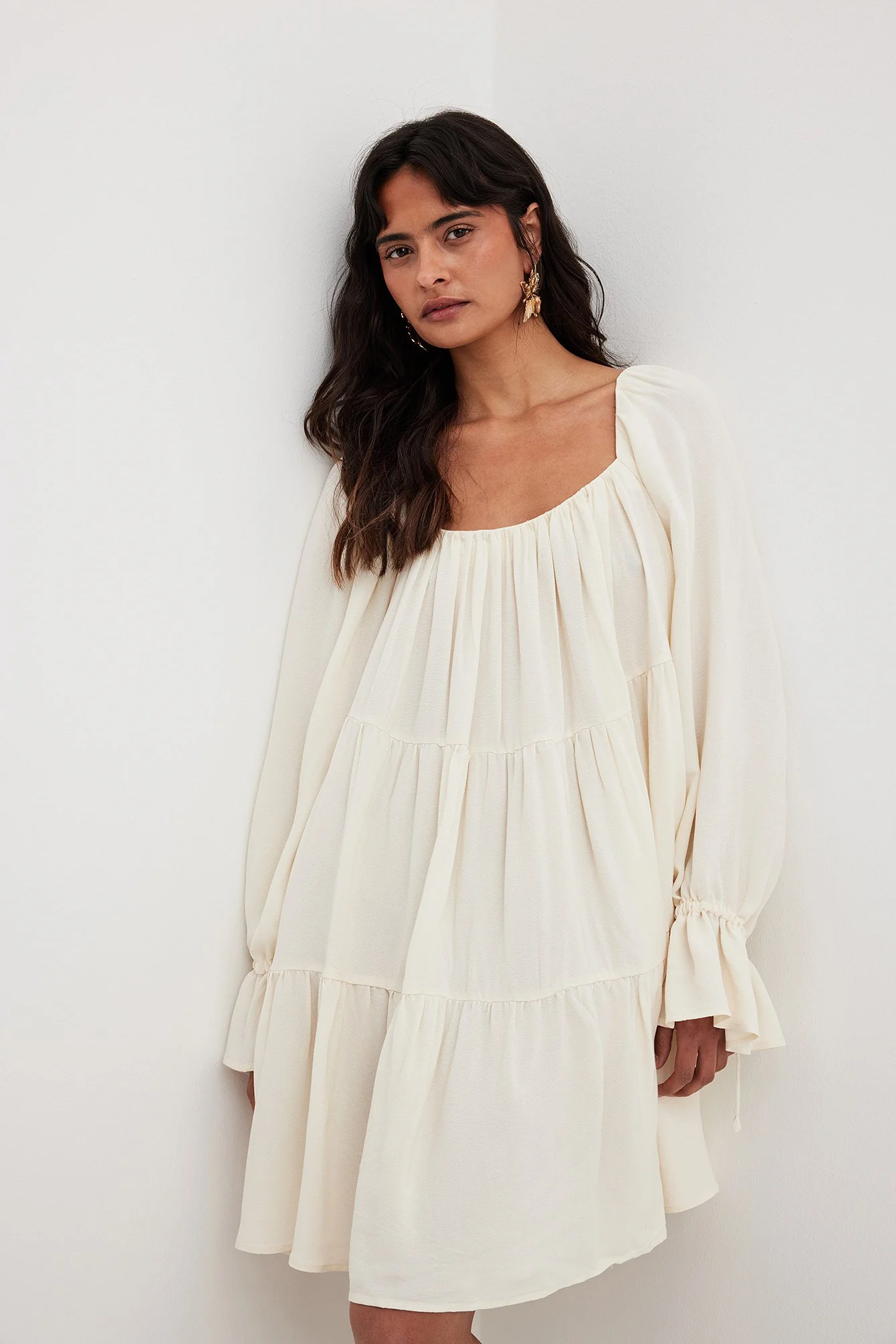 Voluminöses Minikleid mit quadratischem Ausschnitt