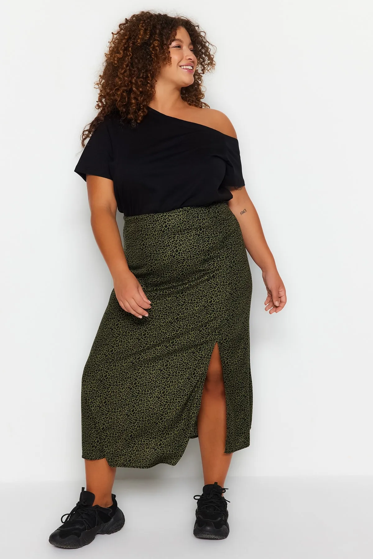 Trendyol Curve  Khakifarbener A-Linien-Rock mit Animal-Print und normaler Taille TBBAW23AZ00032