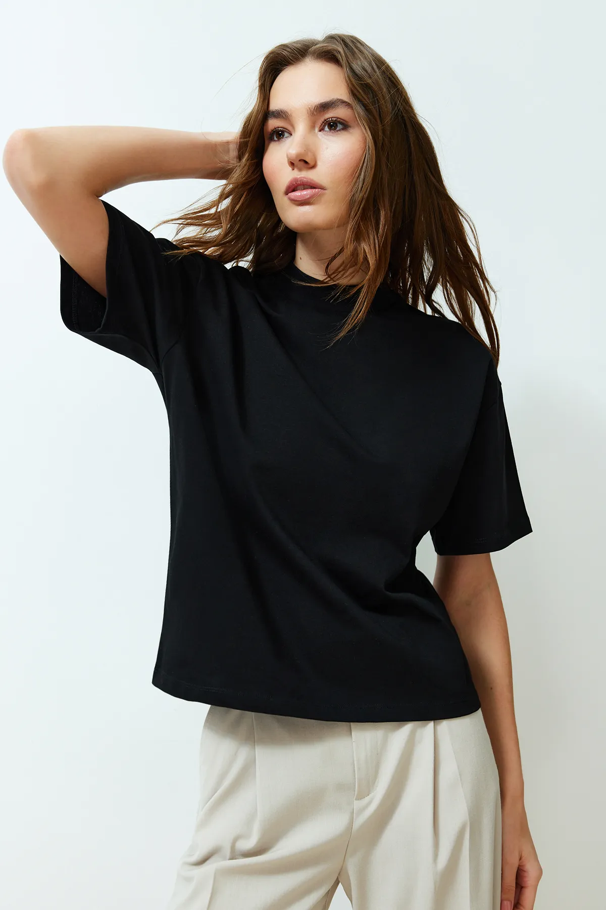 Trendyol Collection  Schwarzes Strick-T-Shirt aus 100 % Baumwolle mit Stehkragen und dreiviertellangen Ärmeln TWOSS24TS00074