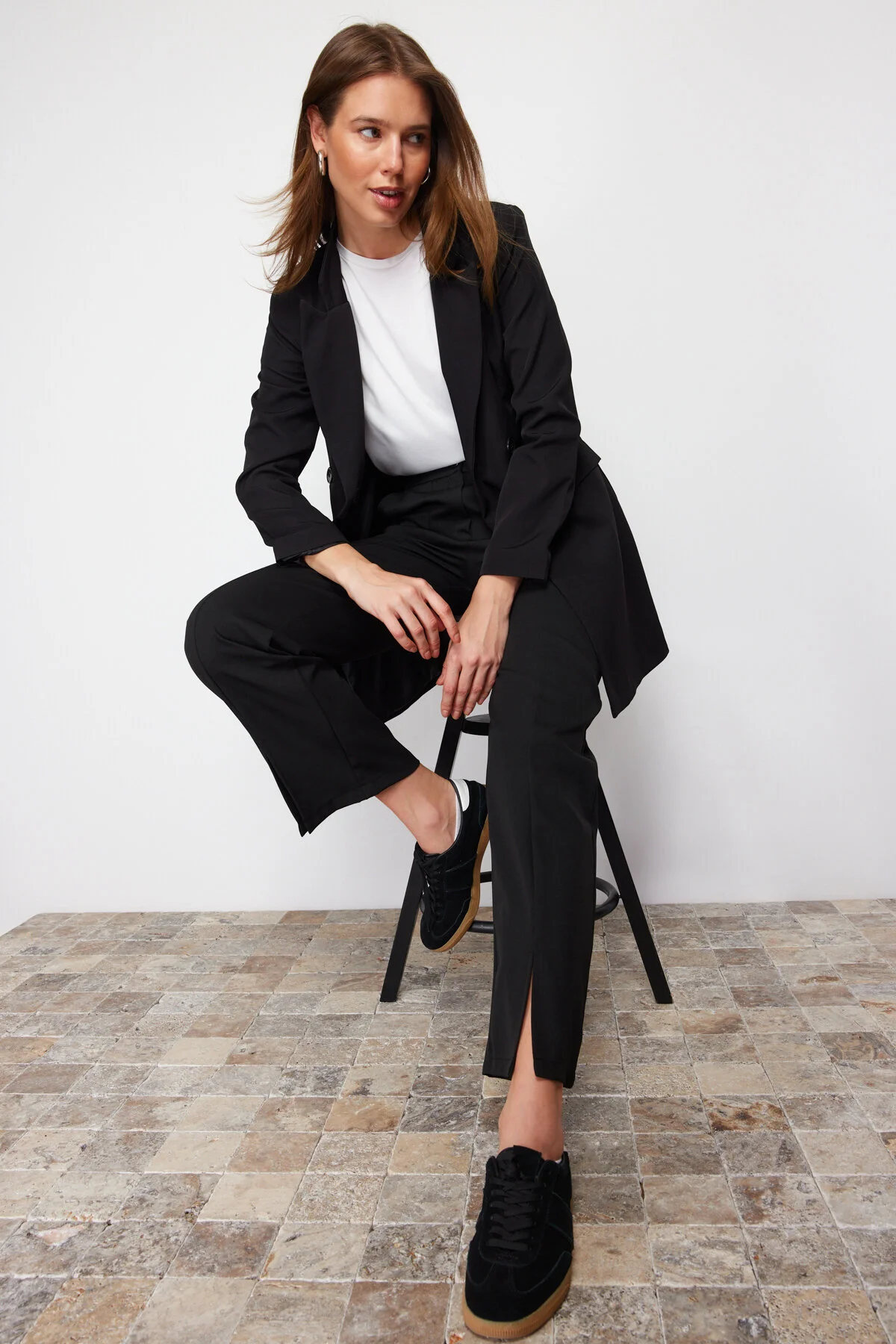 Trendyol Modest  Schwarze gewebte Hose mit hohem Bund und Schlitz und detaillierten Taschen TCTSS22PL0367