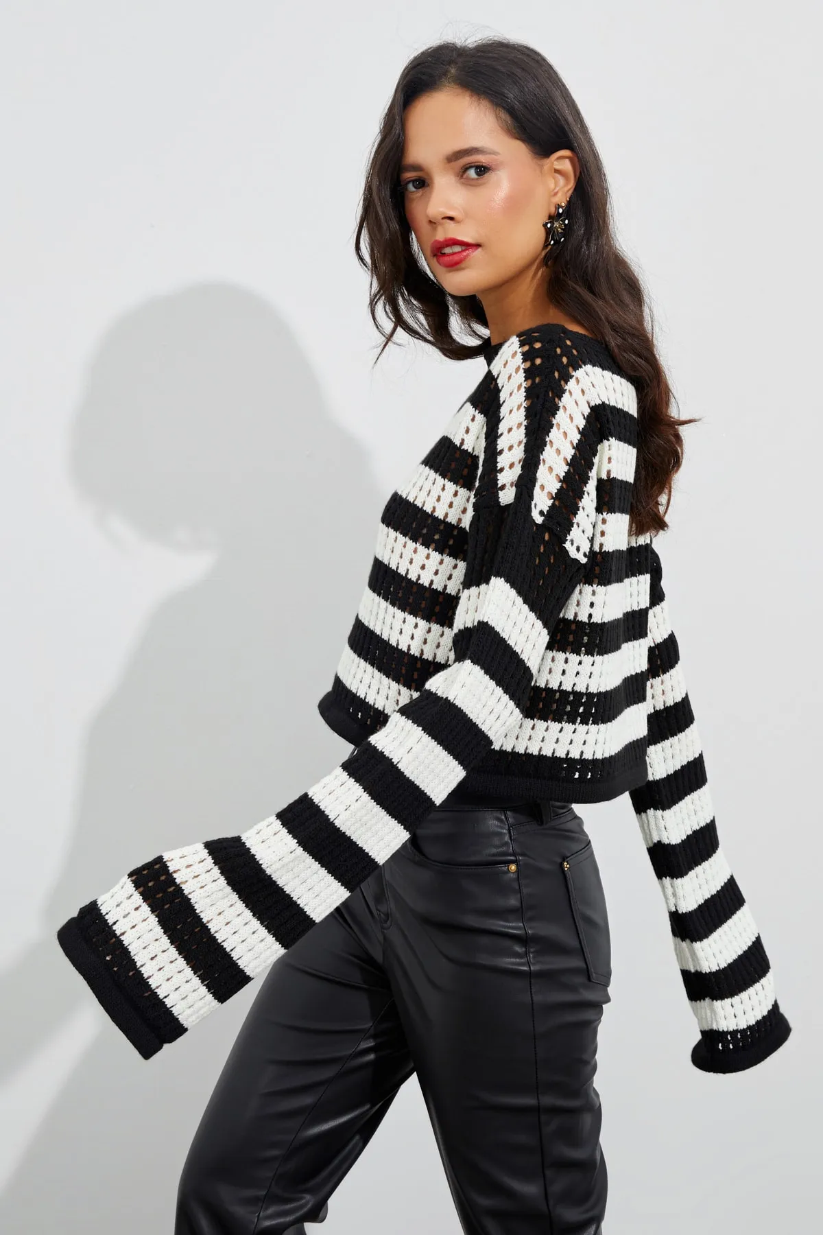 Cool & Sexy  Ecru-schwarze, durchbrochene Strick-Kurzbluse mit spanischen Ärmeln für Damen YV109