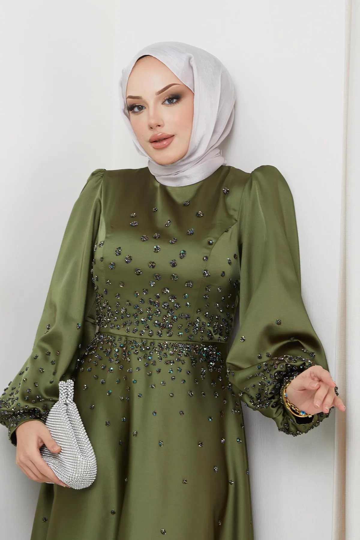 Olcay  Abendkleid aus Satin mit Steindetail vorne und an den Ärmeln HELLGRÜN 1658