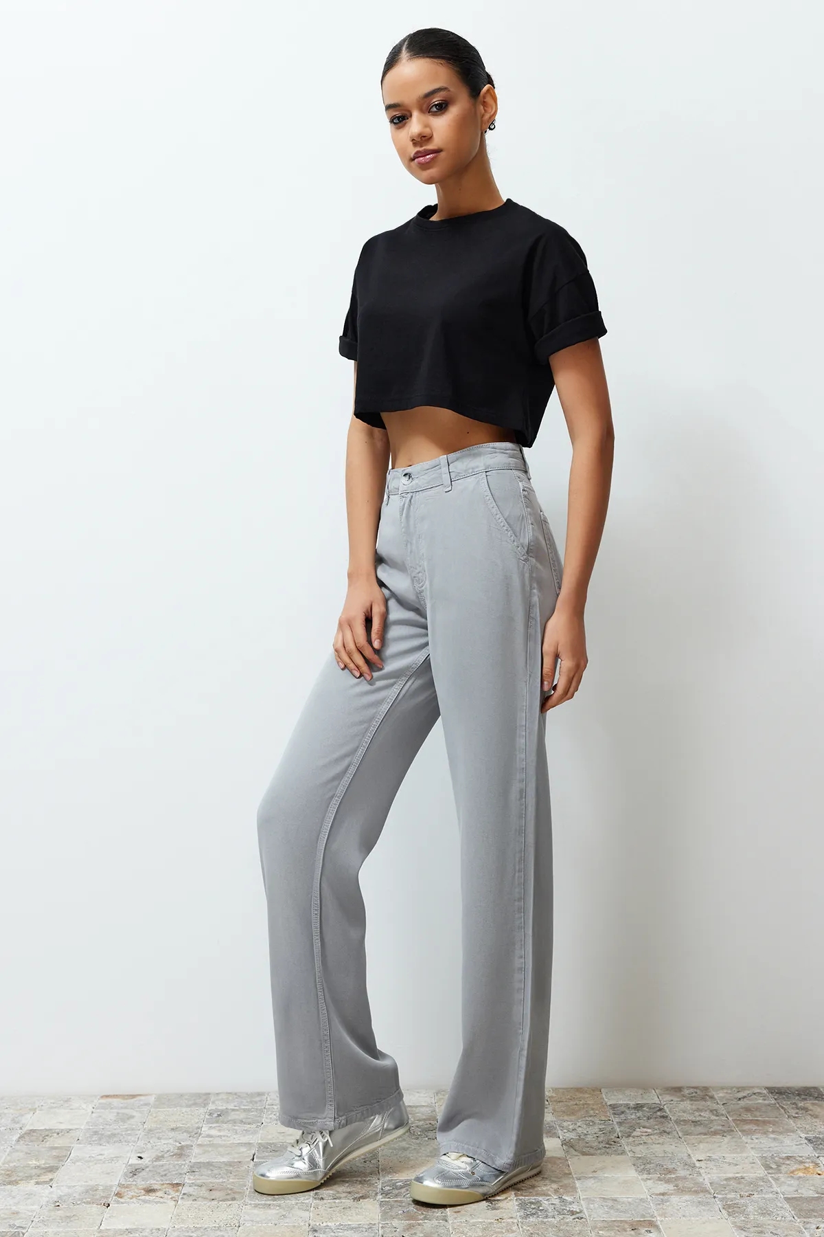 Trendyol Collection  Graue Jeans mit niedriger Taille und weitem Bein aus 100 % Tencel™ TWOSS23JE00219