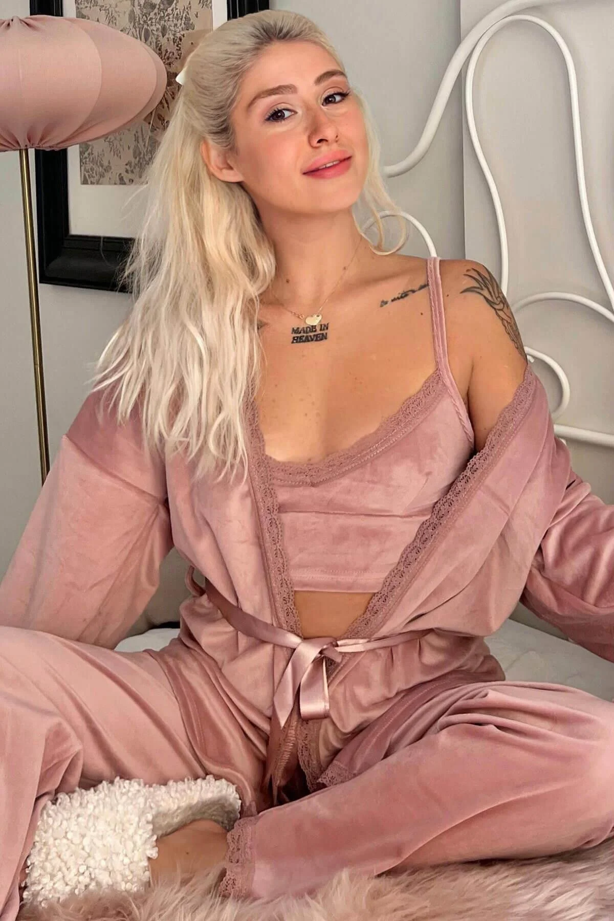 Pijamaevi  Powder Crop Exklusives Damen-Pyjama-Set aus Samt mit Bademantel