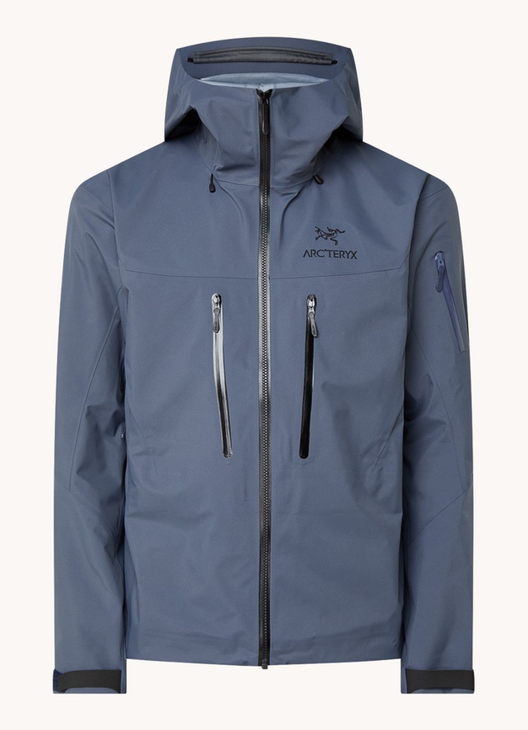 Arc'teryx Alpha -sadetakki hupulla ja logobrodeerauksella