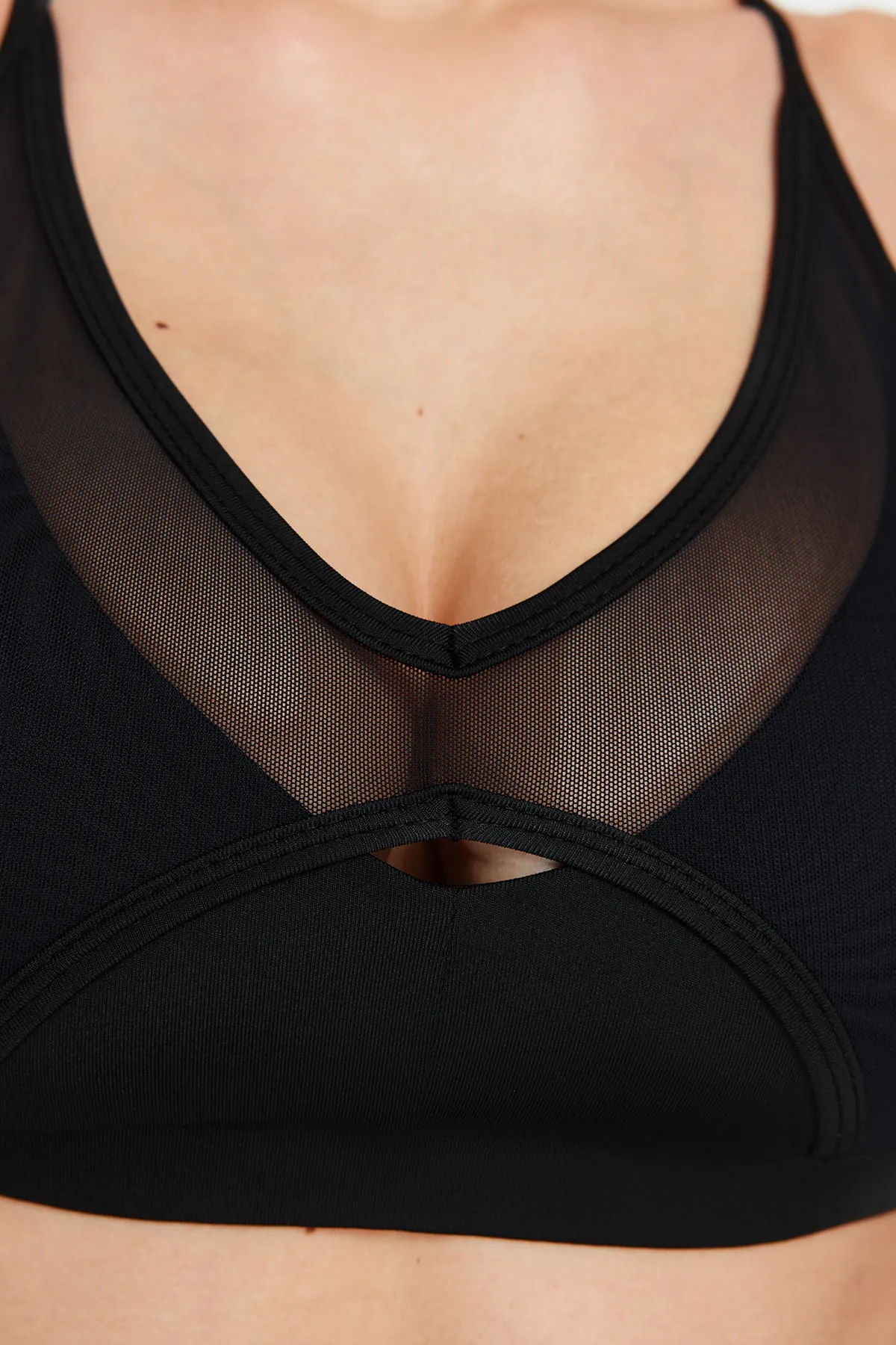 Trendyol Collection  Schwarzer, gestützter/formender Strick-Sport-BH mit Neckholder-Kragen, Tülldetail und Seilträger THMSS24SS00004