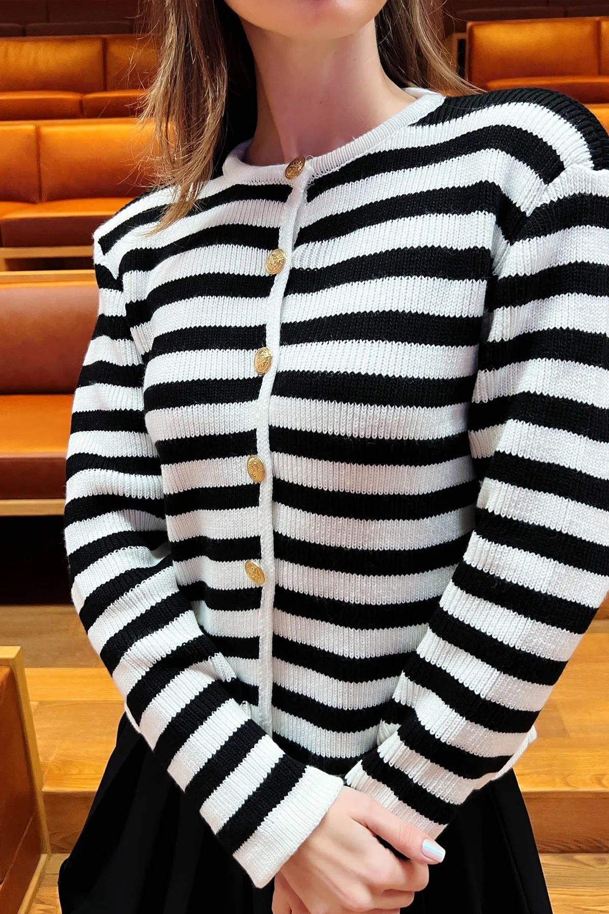 Lafaba  Weiß gestreifter, wattierter Strick-Cardigan mit goldenen Knöpfen und Rundhalsausschnitt für Damen