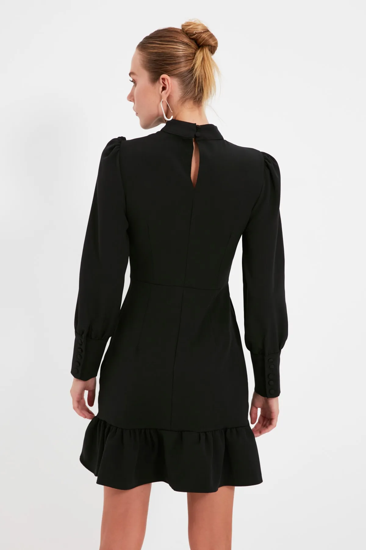 Trendyol Collection  Schwarzes, gesmoktes, gewebtes Minikleid in A-Linie mit Stehkragenrock TWOAW21EL1816