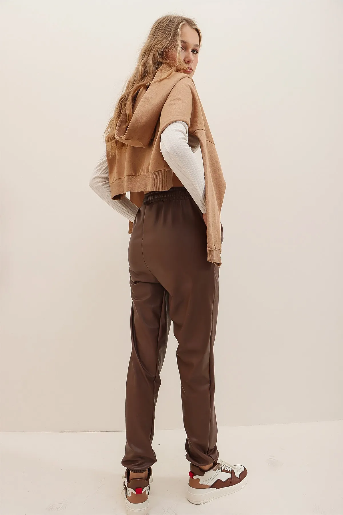 Trend Alaçatı Stili  Damen-Hose aus schokoladenbraunem, doppeltem Taillen- und Handgelenksgummi, lässig, aus Kunstleder, ALC-X7329
