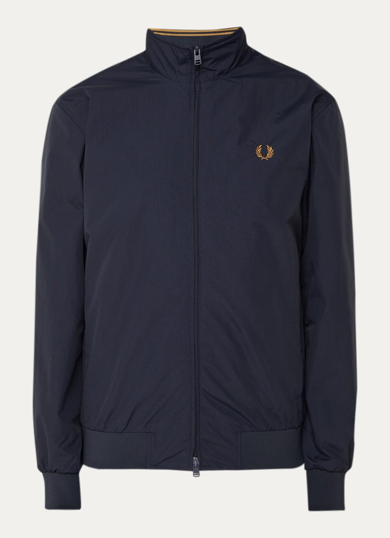 Fred Perry Brentham vējjaka ar stāvapkakli un izšuvumu no logotipa