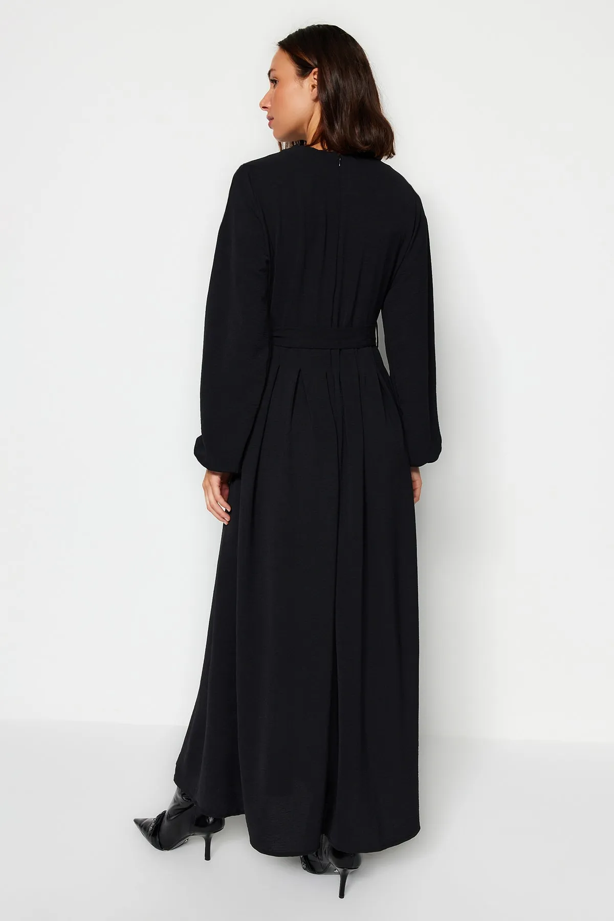 Trendyol Modest  Schwarzes, plissiertes Aerobin-Gewebekleid mit Gürtel TCTAW24EB00043