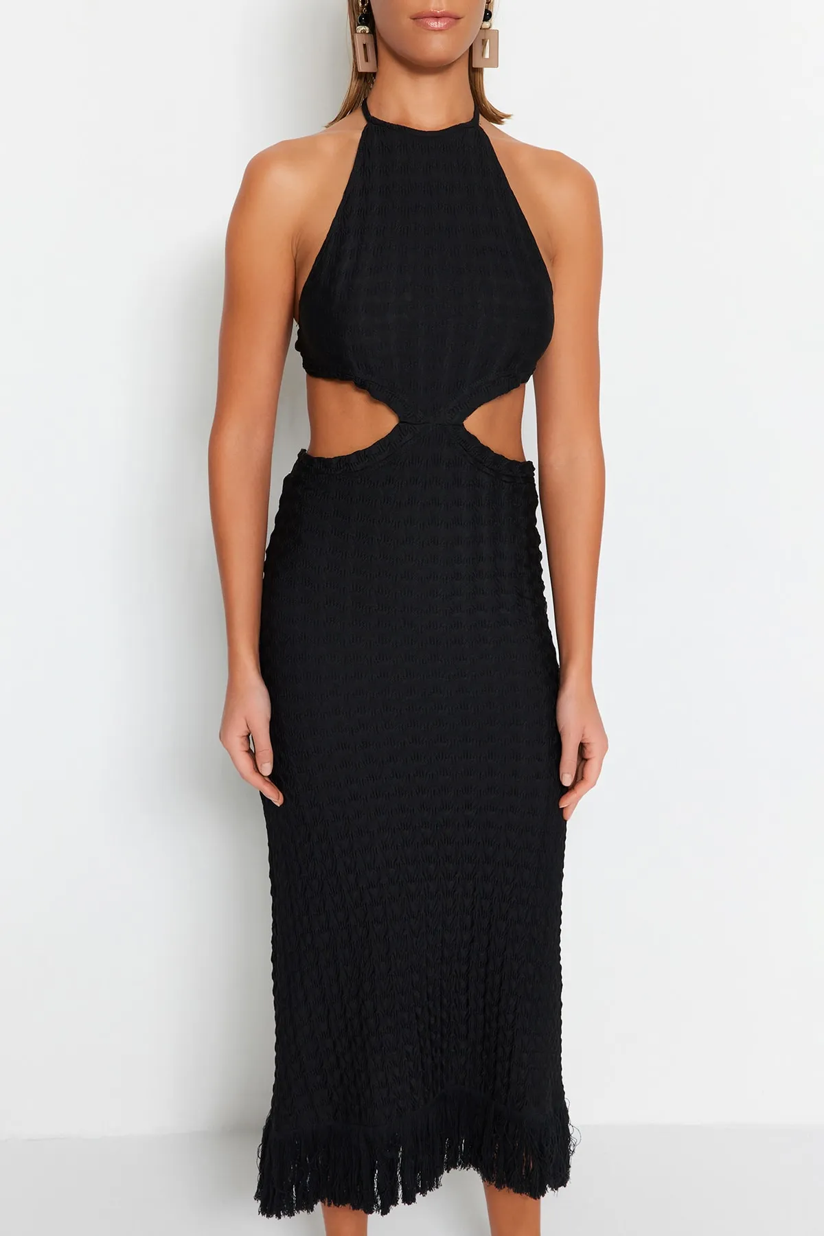 Trendyol Collection  Schwarzes, tailliertes, gestricktes Maxi-Strandkleid mit Ausschnitten/Fenstern TBESS23EL00154