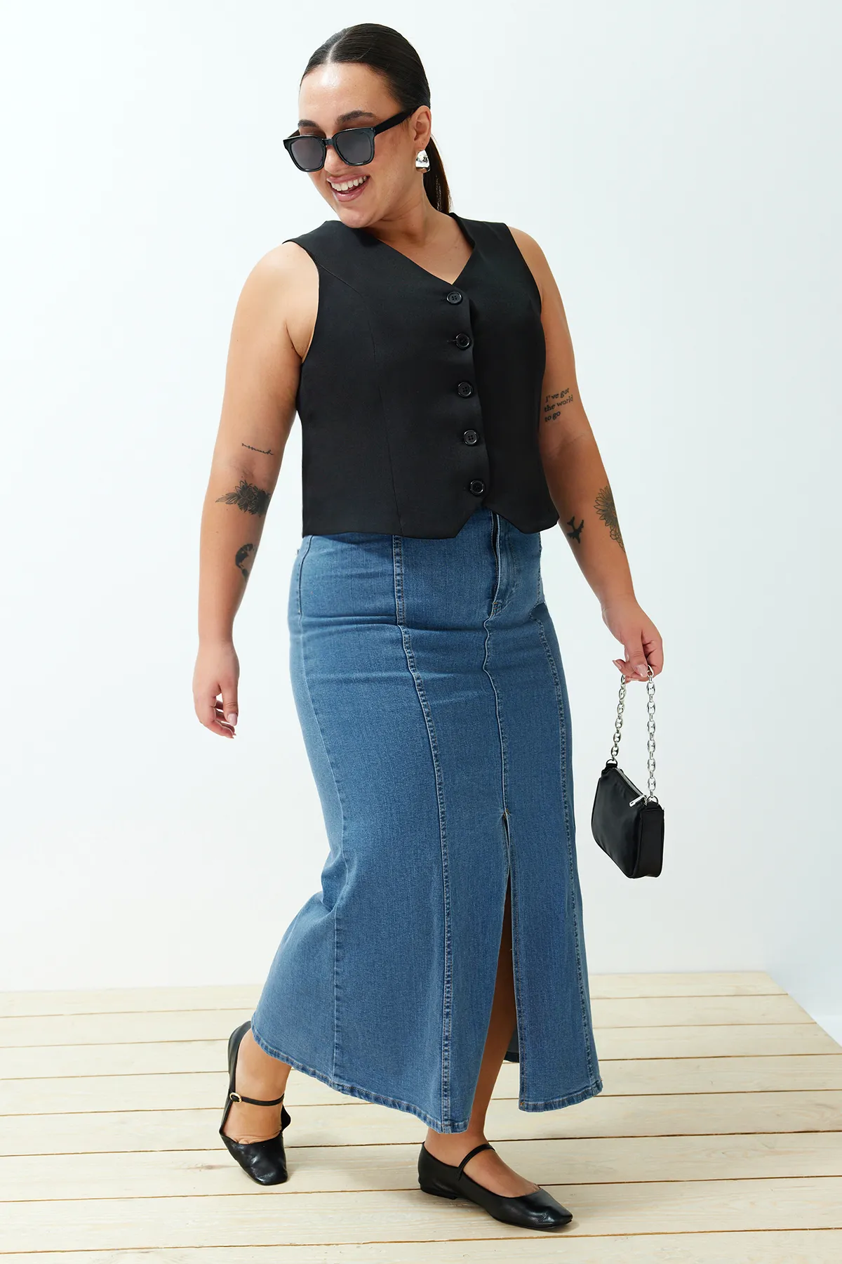 Trendyol Curve  Schwarze gewebte Weste mit Knöpfen TBBSS24BH00003