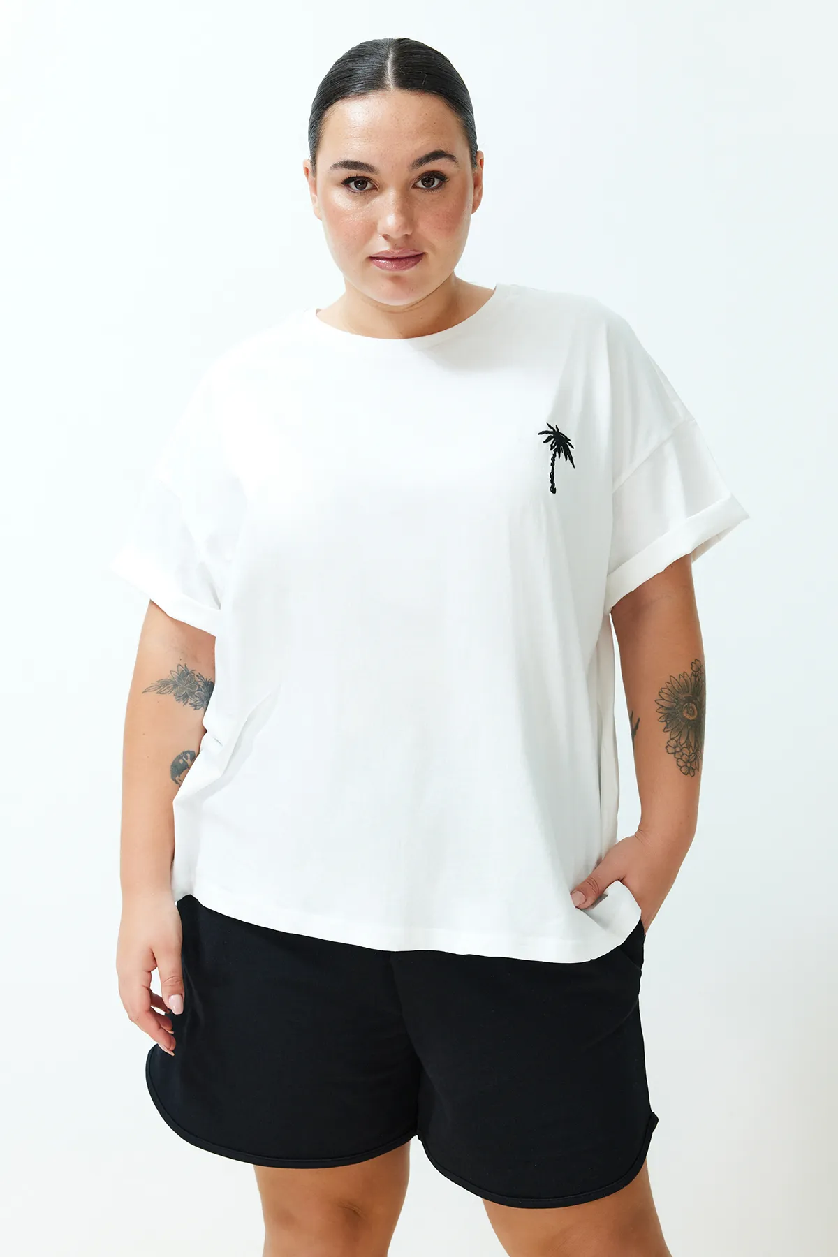 Trendyol Curve  Ecru Unisex-Übergröße, bequemes Paar-Strick-T-Shirt aus 100 % Baumwolle TBSSS24BF00033