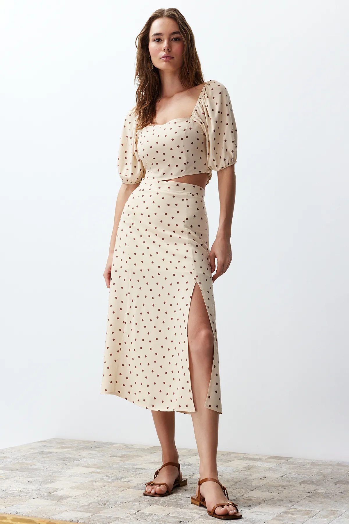 Trendyol Collection  Beiges geschlitztes Midi-Set aus Viskosegewebe mit Tupfenmuster, Oberteil und Unterteil TWOSS20AU0097