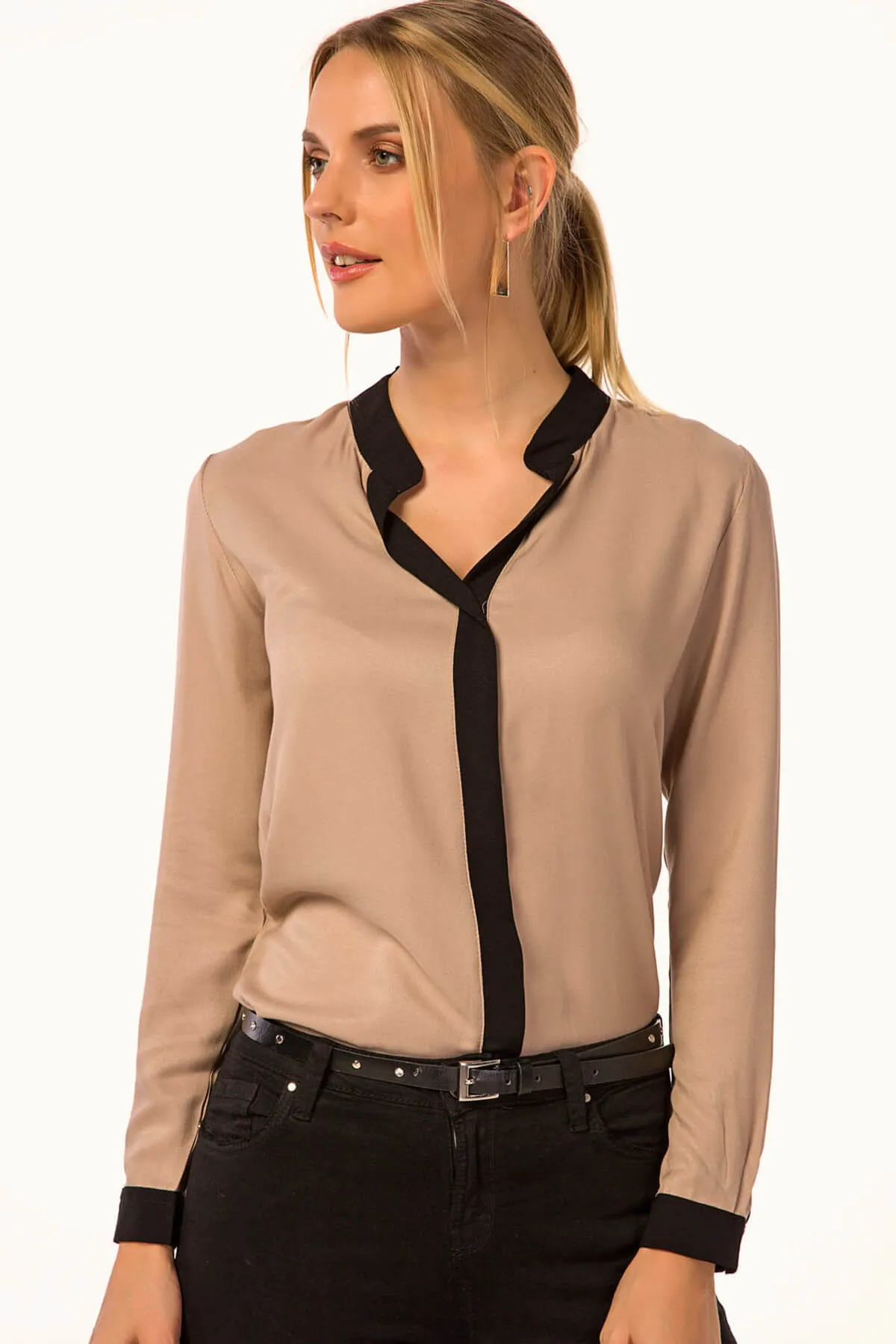 armonika  Beigefarbenes, vorne gestreiftes Damenhemd ARM-18K001255