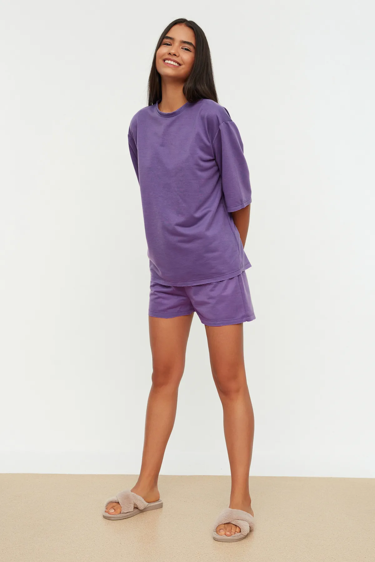 Trendyol Collection  Extraweites, gestricktes Pyjama-Set mit T-Shirt und Shorts aus lila Baumwolle THMSS21PT0164
