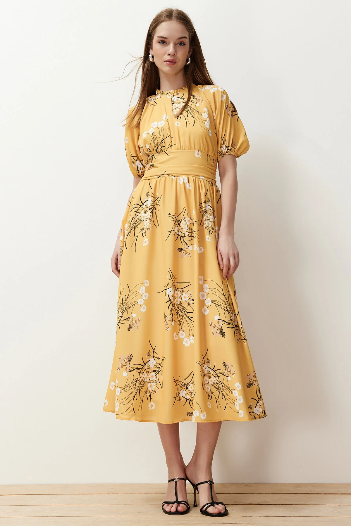 Trendyol Modest  Senfgelbes, langes Kleid mit Ballonärmeln und Blumenmuster TCTSS24EB00008