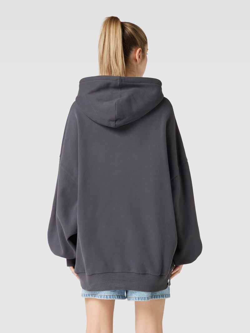 Hoodie mit Känguru-Tasche in schwarz