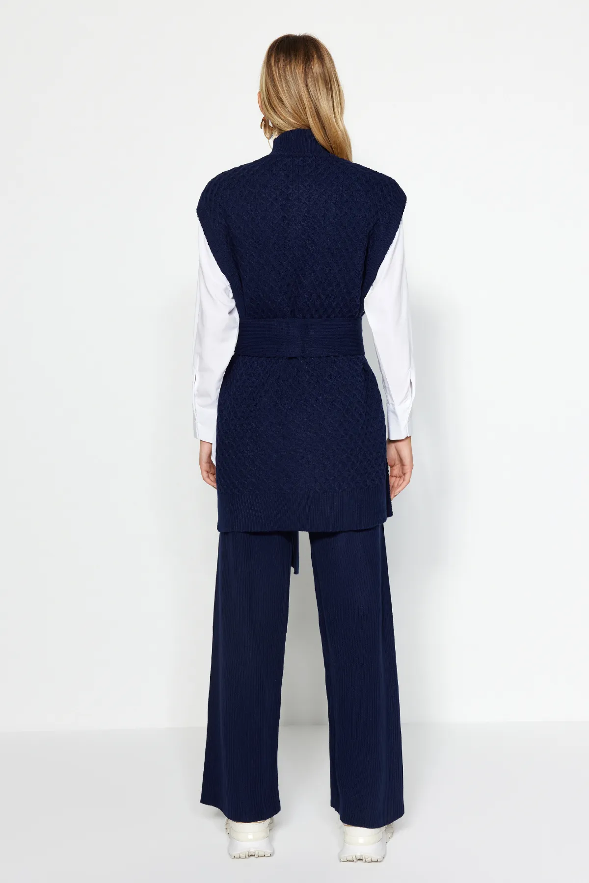 Trendyol Modest  Marineblaues Strickpullover-Hosen-Set mit Gürtel aus Messing, Strickoberteil und -unterteil TCTAW24US00045