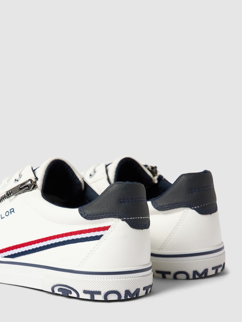 Sneaker mit Label-Details in weiß