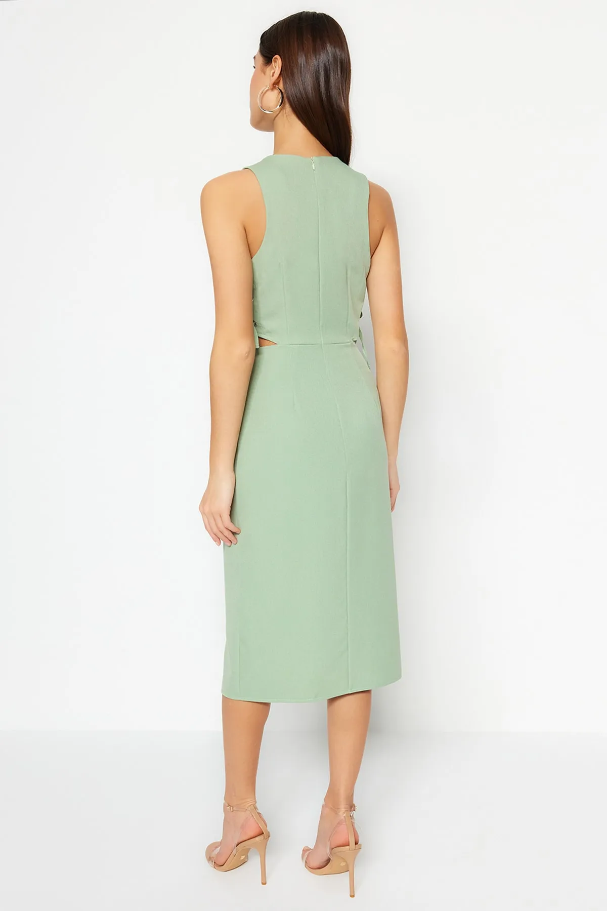 Trendyol Collection  Mintgrünes, detailliertes, ärmelloses, figurbetontes Midi-Webkleid mit Ausschnitten TWOSS23EL02043