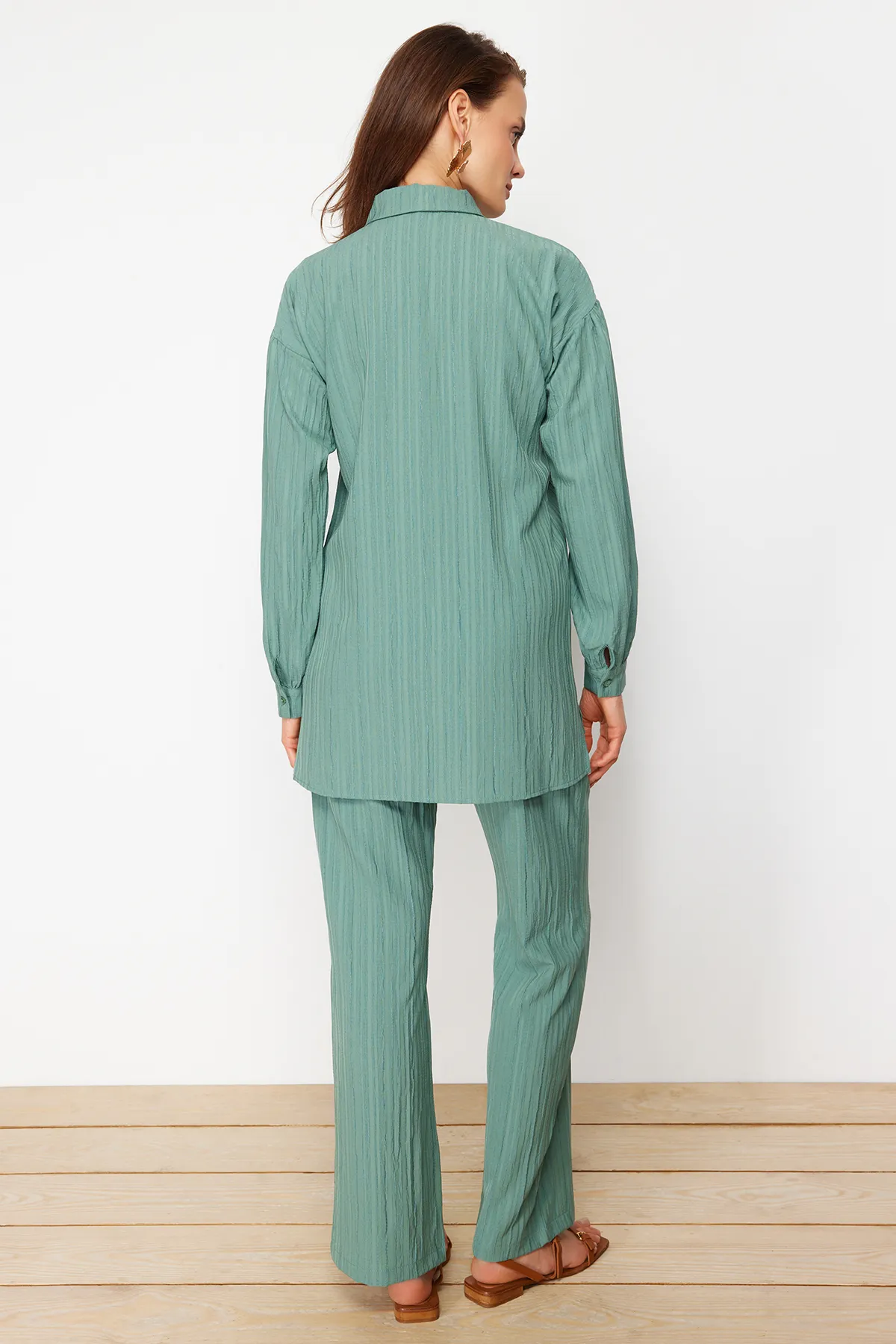 Trendyol Modest  Grünes gewebtes Hemd-Hosen-Set mit langem Rücken und weitem Bein TCTSS22US0030