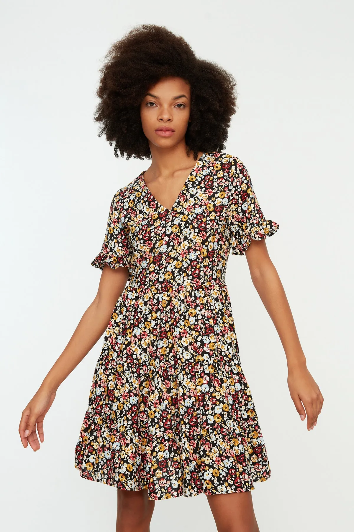 Trendyol Collection  Mehrfarbiges, gewebtes Kleid mit Blumenmuster TWOSS20EL2431
