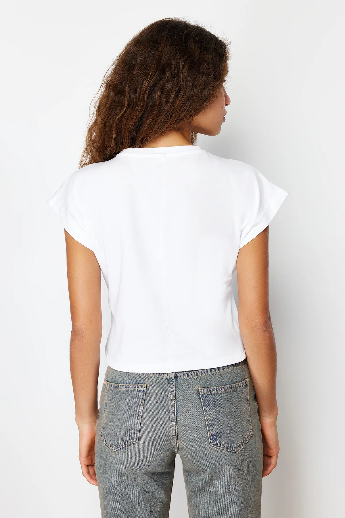 Trendyol Collection  Weißes, 100 % Baumwolle mit Stopper, Regular/Regular Fit, Mondärmel, kurzes Strick-T-Shirt TWOSS24TS00057