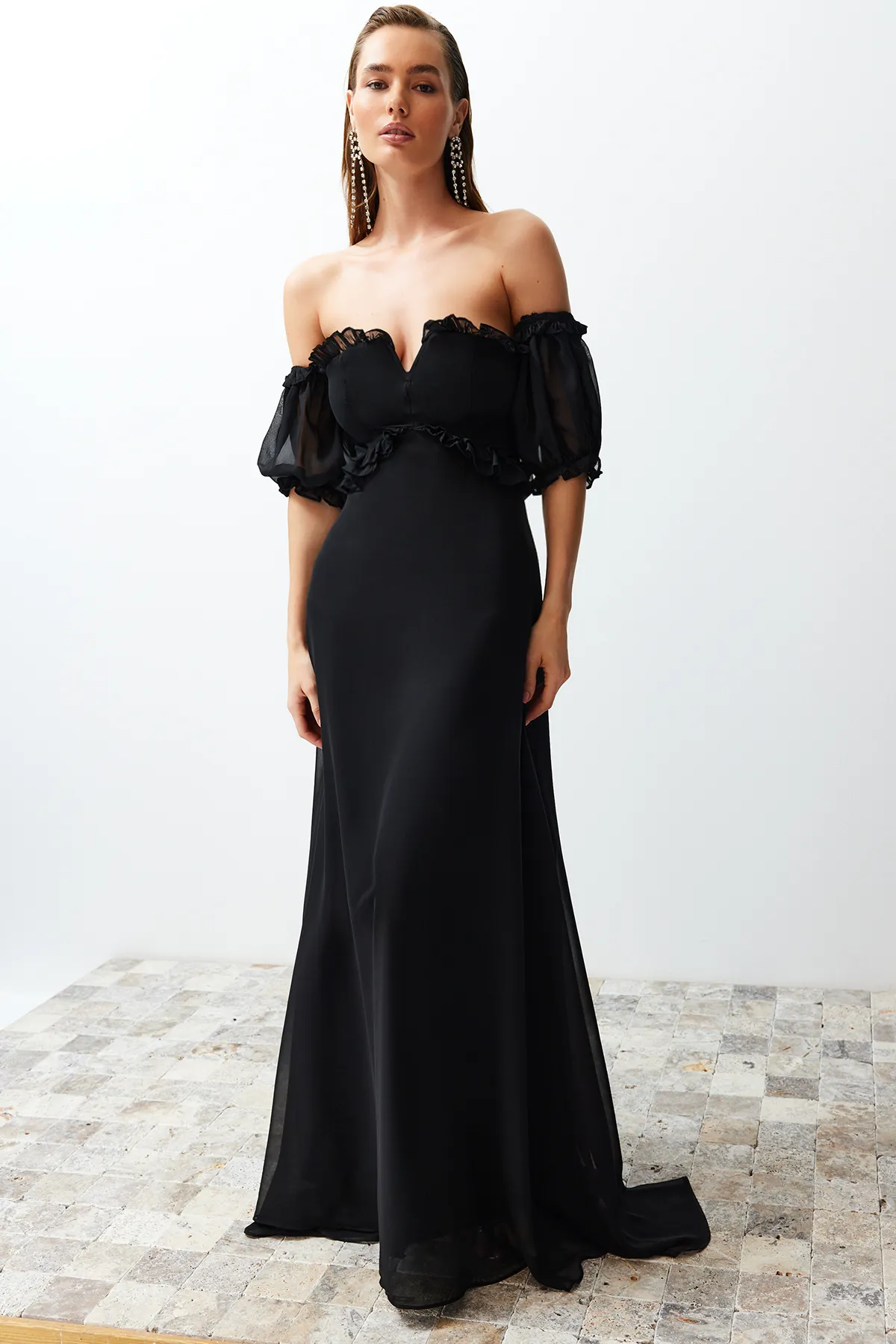 Trendyol Collection  Schwarzes, gefüttertes, langes Abendkleid aus Chiffon TPRSS22AE00047