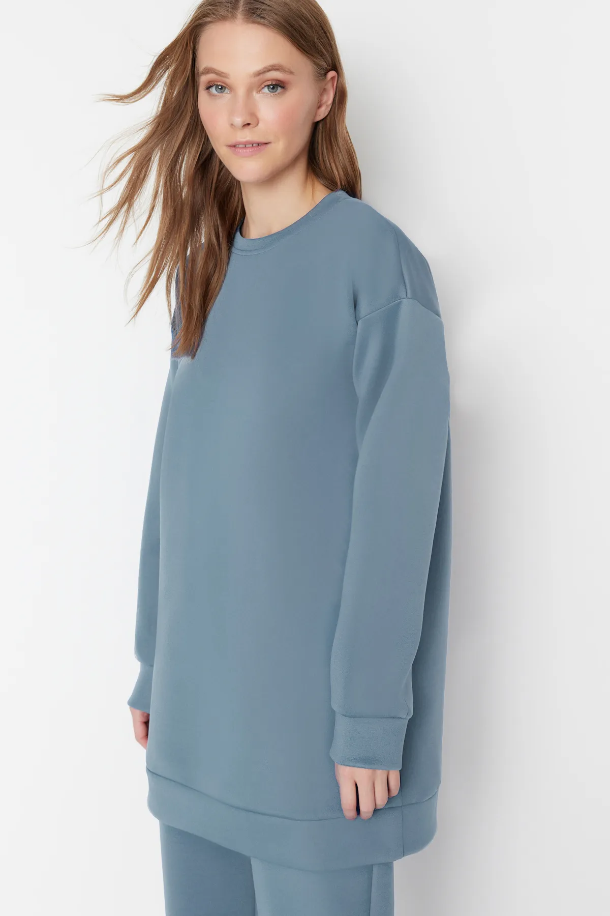 Trendyol Modest  Dunkelblaues Scuba-Strick-Trainingsanzug-Set mit Rundhalsausschnitt TCTAW23EN00004