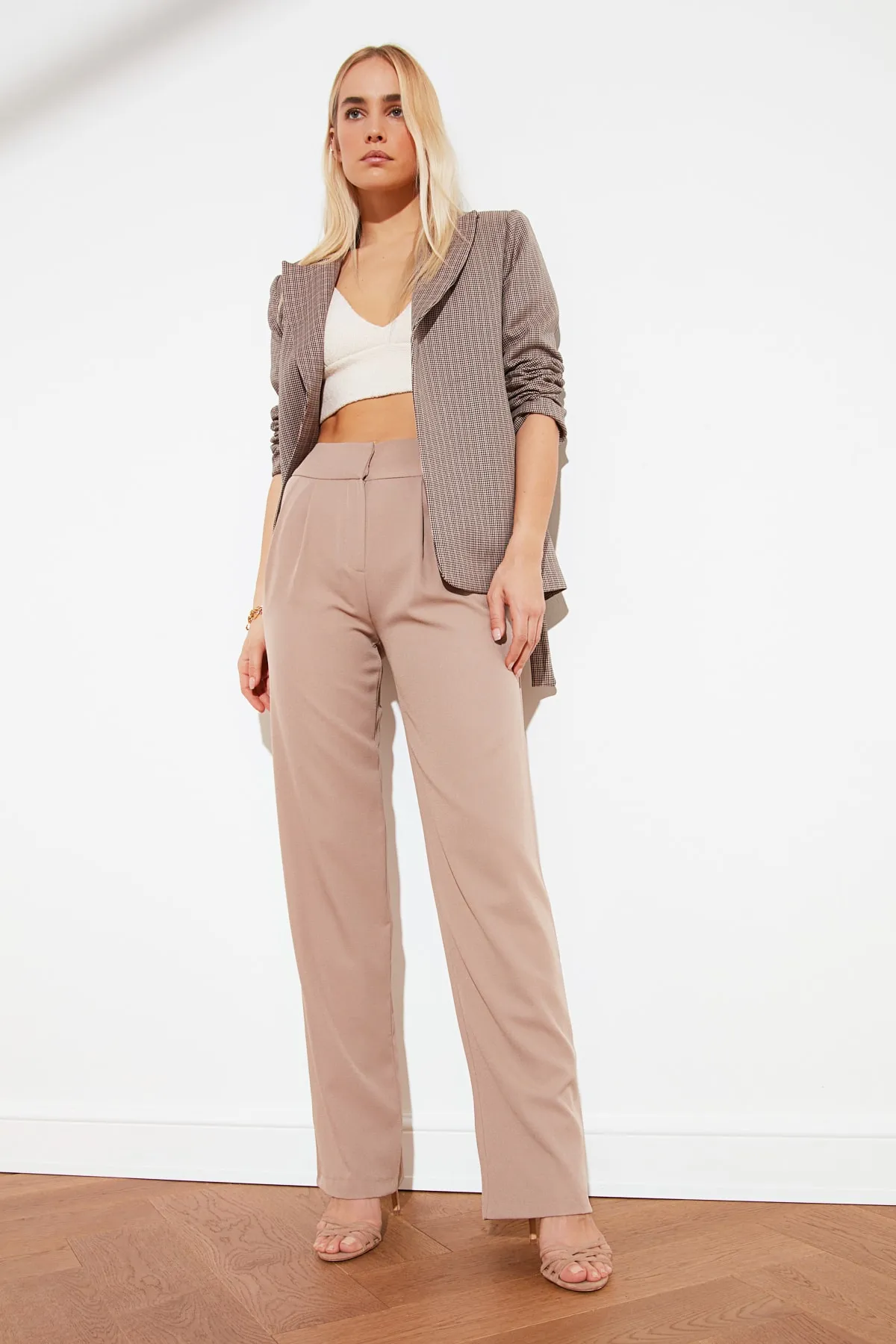 Trendyol Collection  Nerzfarbene, plissierte Webhose mit weitem Bein TWOSS19WX0017