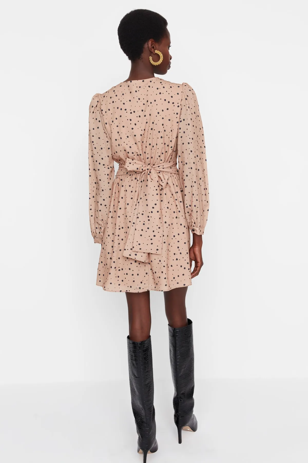 Trendyol Collection  Mini-Webkleid mit kamelfarbenem Rock, Öffnung an der Taille und Bindedetail TWOAW21EL1821