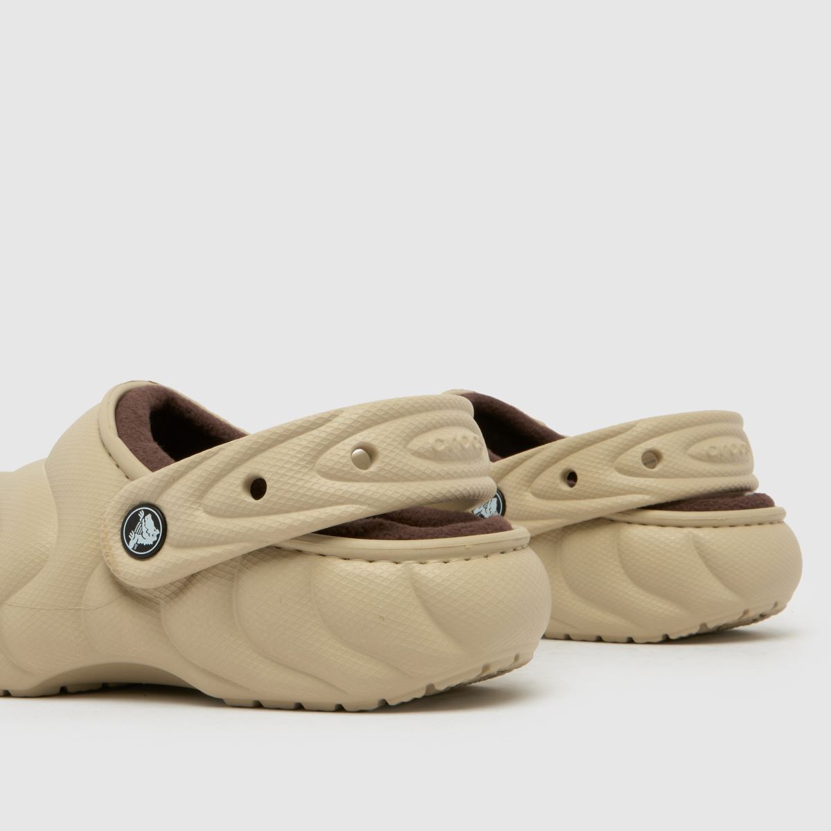 Crocs Classic Lined overpuff klumpa szandál bézs színben