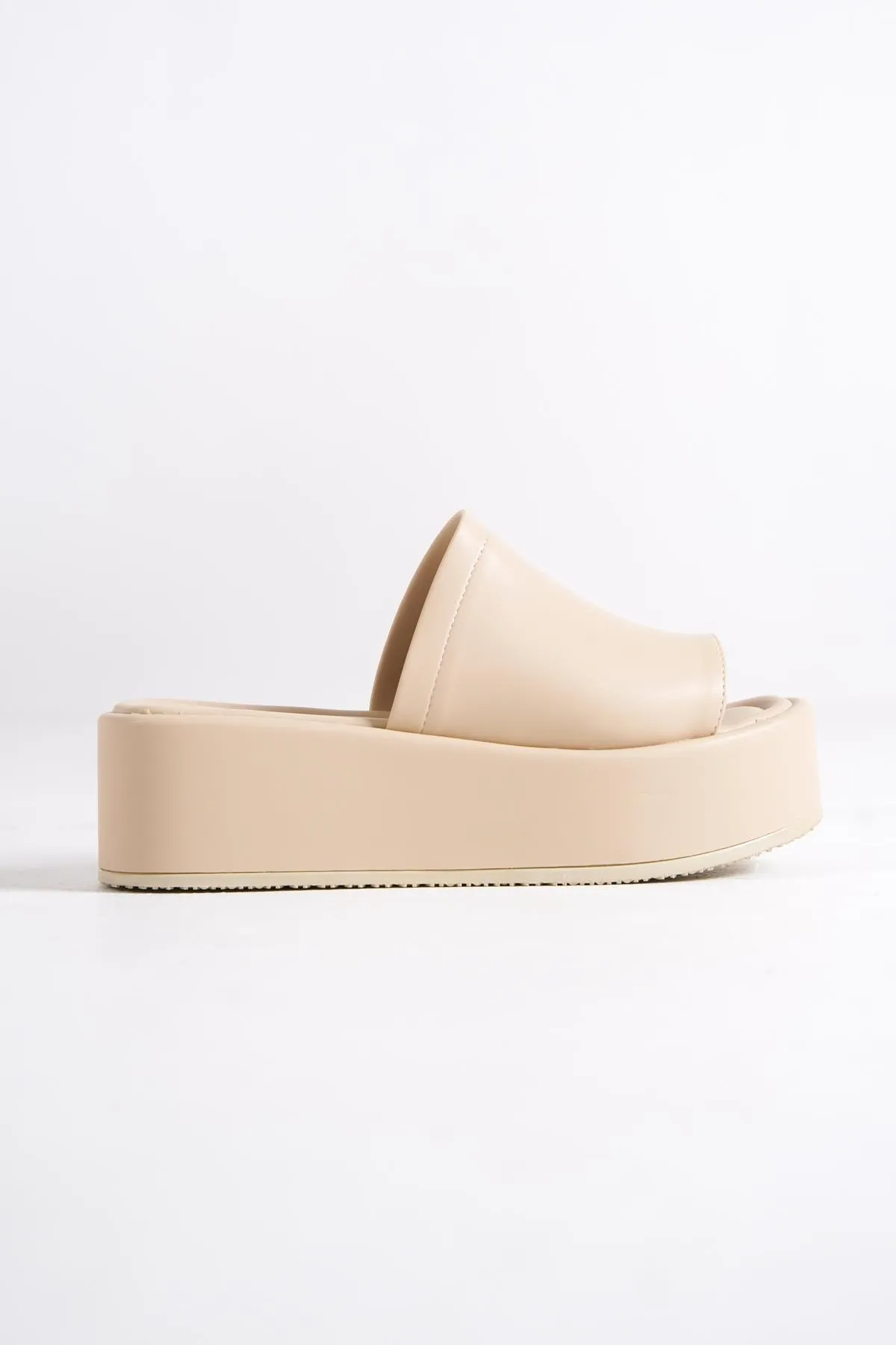 Capone Outfitters  Capone Damen-Sandalen mit einzelnem dicken Riemen und Keilabsatz in Beige