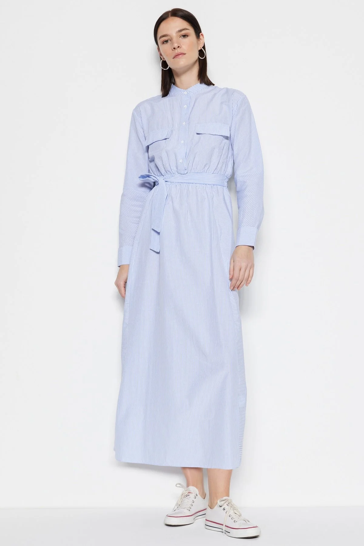Trendyol Modest  Blaues, gestreiftes, gewebtes Kleid mit Gürtel und Taschendetail TCTSS23EB00065