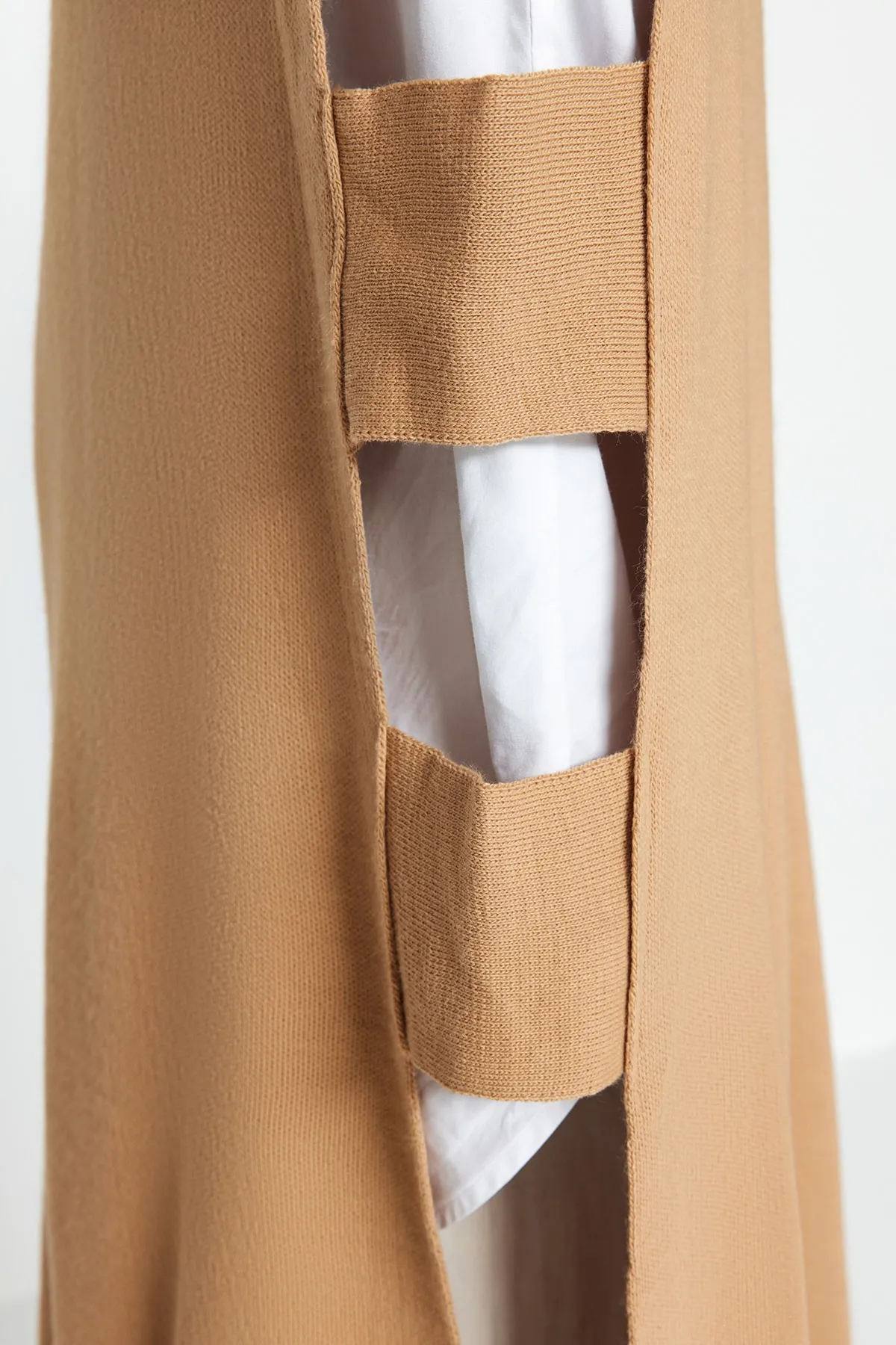 Trendyol Modest  Langer Strickpullover mit beigem Seitenband und detailliertem Detail TCTAW24UV00025