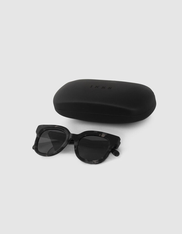 Lunettes solaires grises écailles style papillon Femme