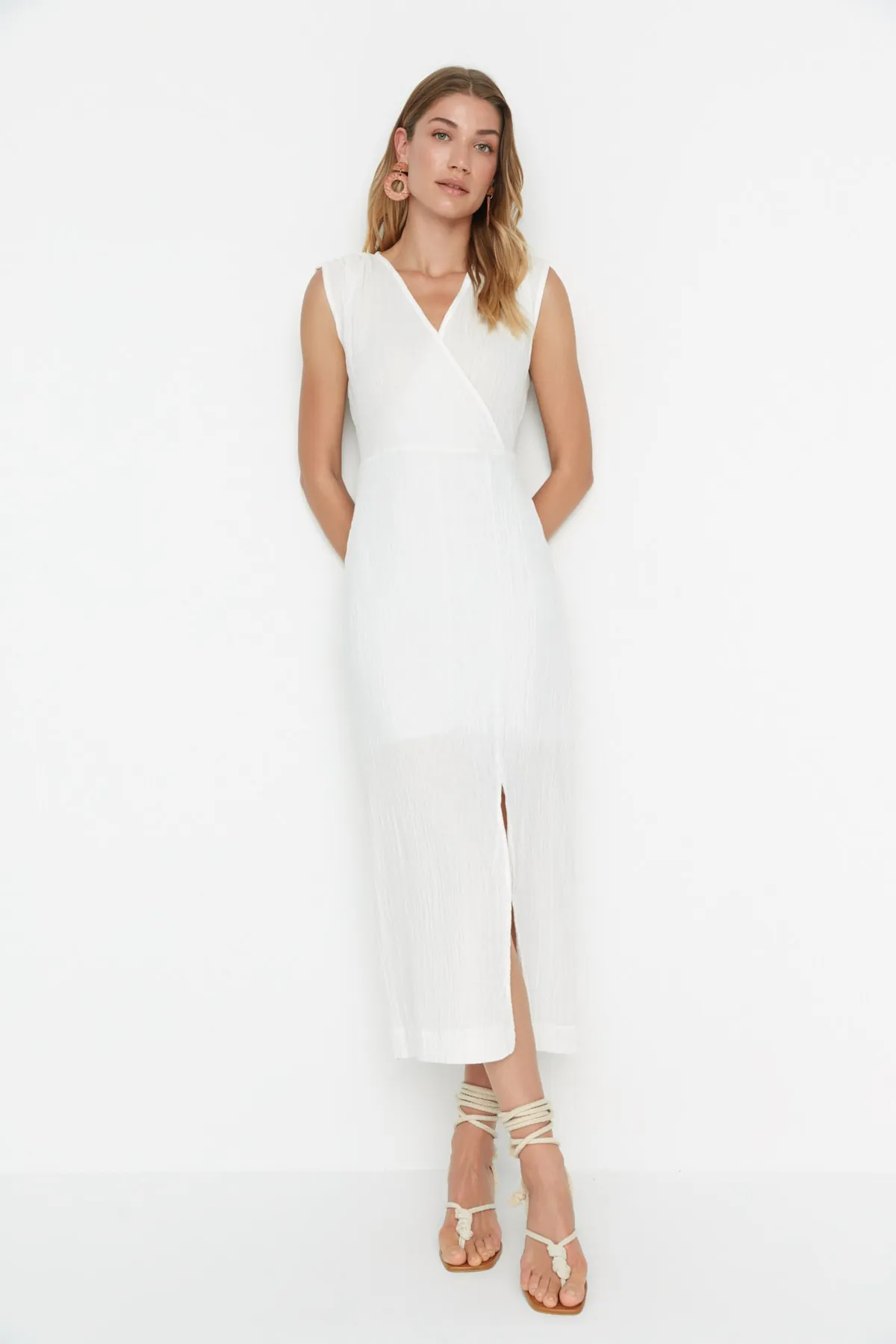 Trendyol Collection  Ecrufarbenes, zweireihiges Musselin-Webkleid mit Kragen TWOSS22EL00716