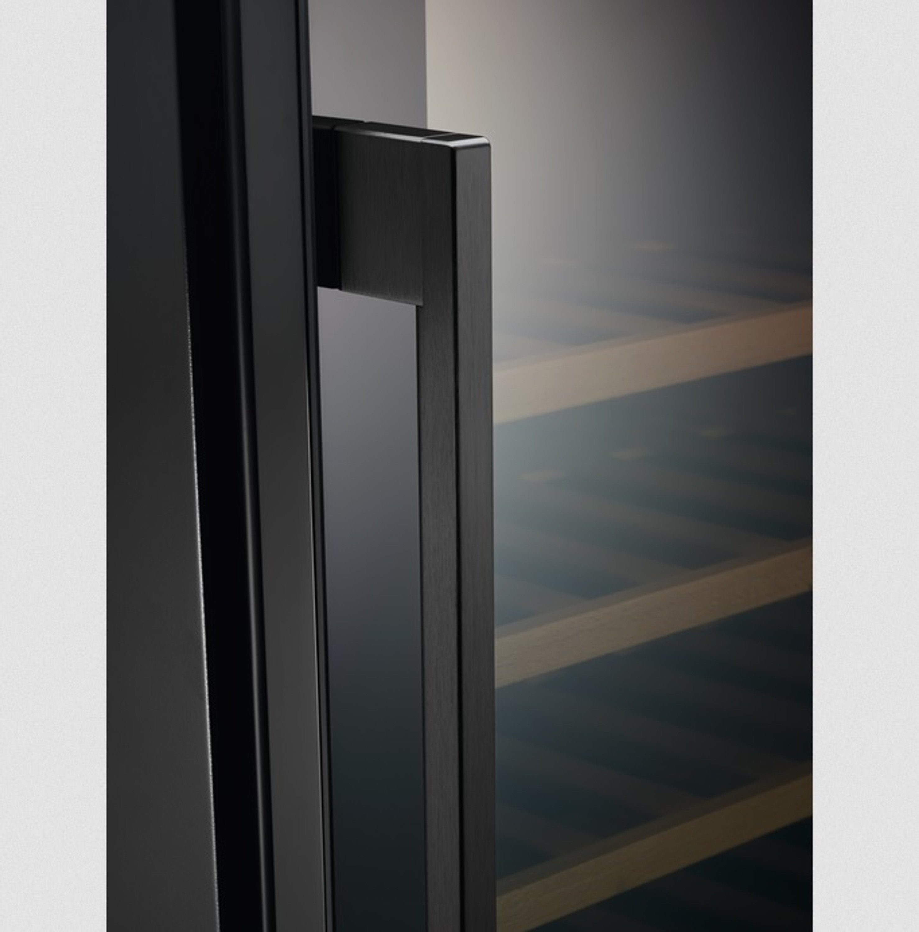 AEG Einbauweinkühlschrank AWUS052B5B, für 52 Standardflaschen á 0,75l,Single-Zone Pro,Ausziehbare Holzablagen,Obere LED-Beleuchtung