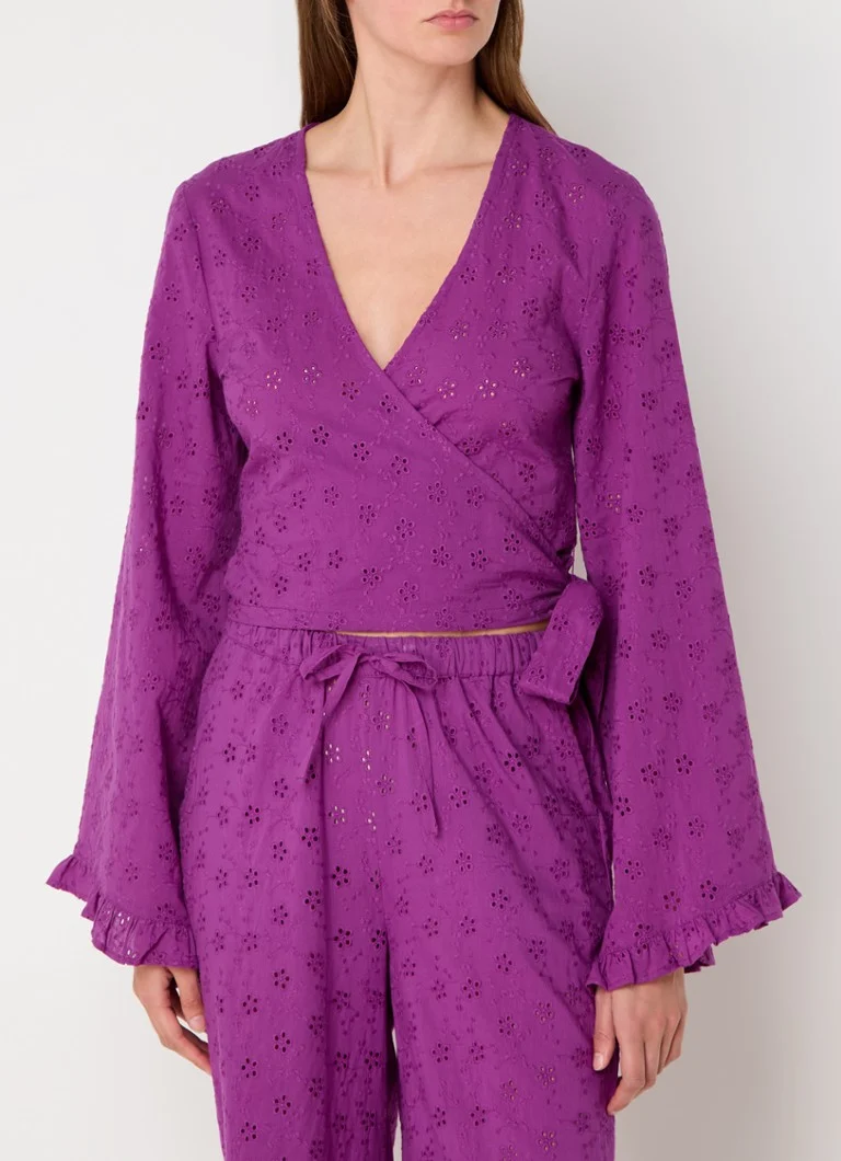 Elegante top avvolgente con ricami.