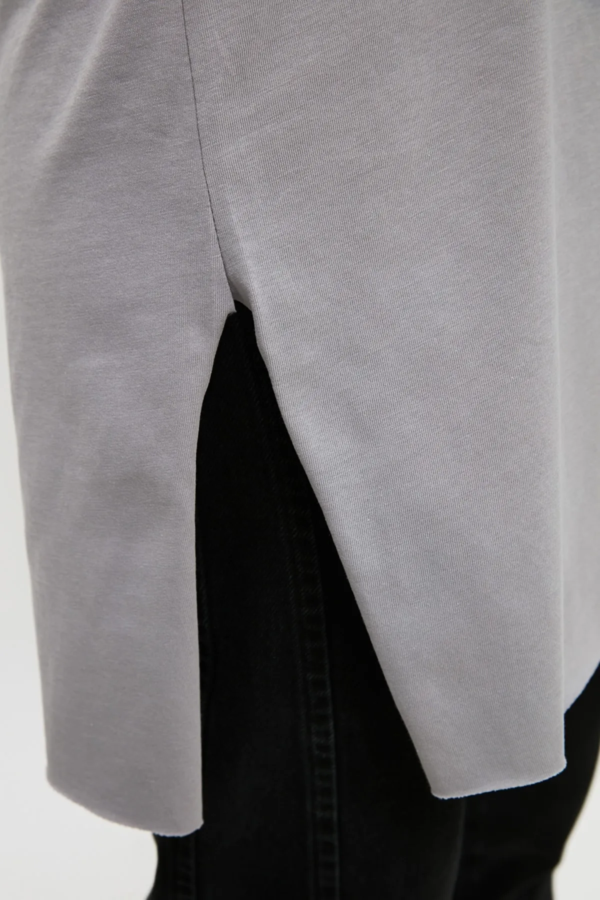 Trendyol Modest  Graues Basic-Kurzarm-Single-Jersey-T-Shirt mit Schlitz aus 100 % Baumwolle TCTSS21TN0056