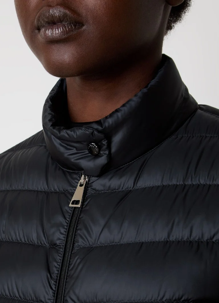 Giacca imbottita Moncler Lans con imbottitura in piuma e tasche con patta.