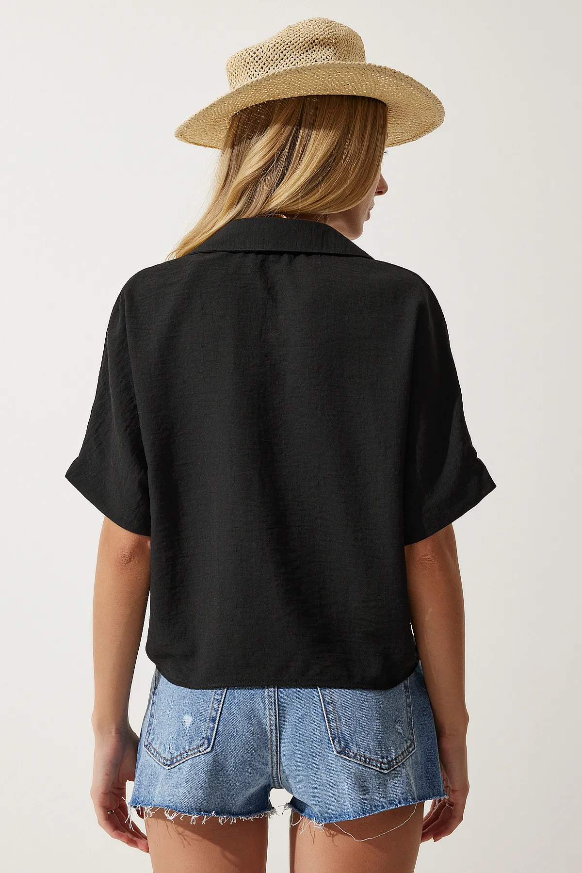 Happiness İstanbul  Schwarze Leinenbluse für Damen mit Schnürdetail MX00151
