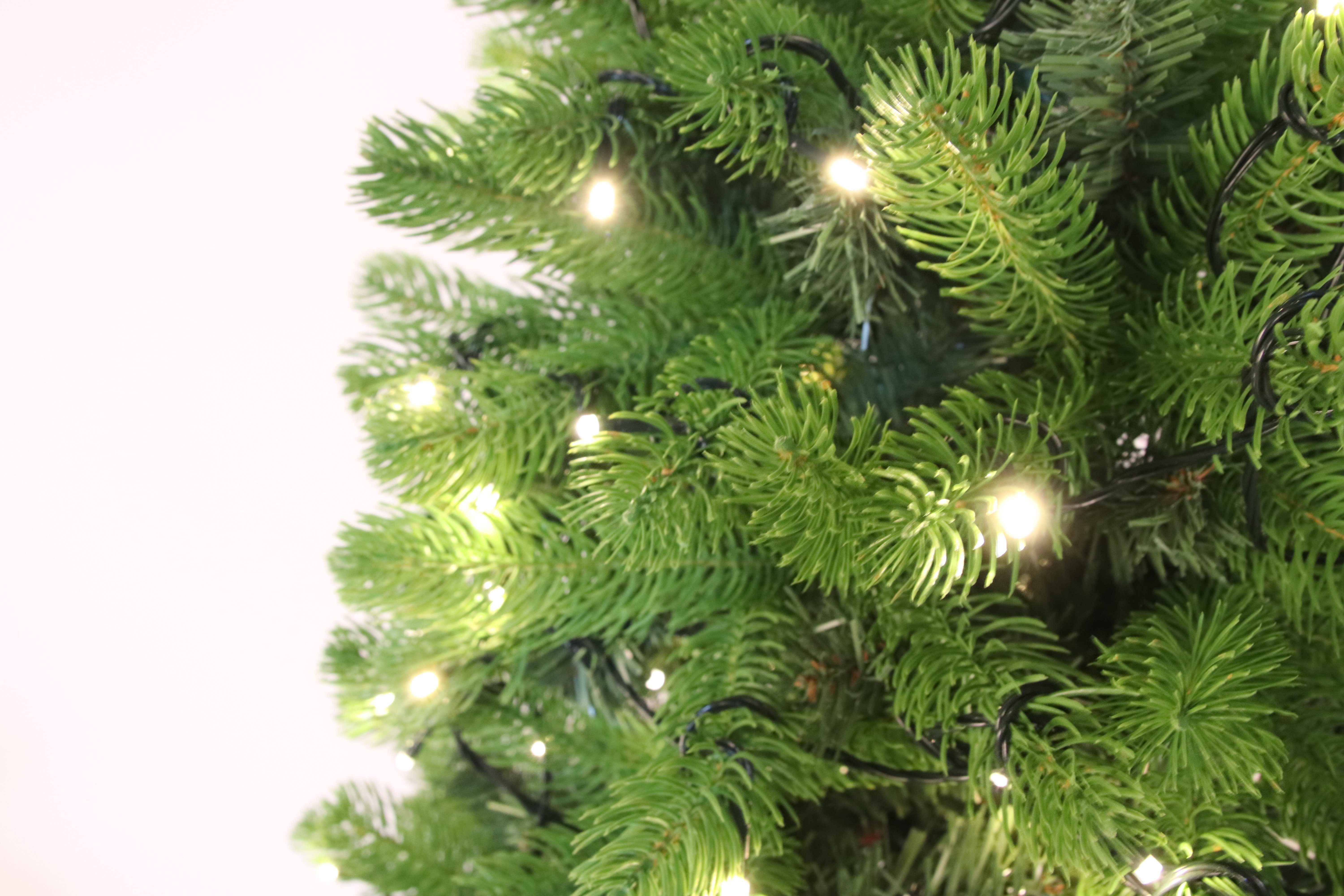 TAB Künstlicher Weihnachtsbaum Gute Qualität Künstlicher Weihnachtsbaum, mit 1500 Spitzen und 500 LED Lichtern, Schnellaufbau mit Klappsystem