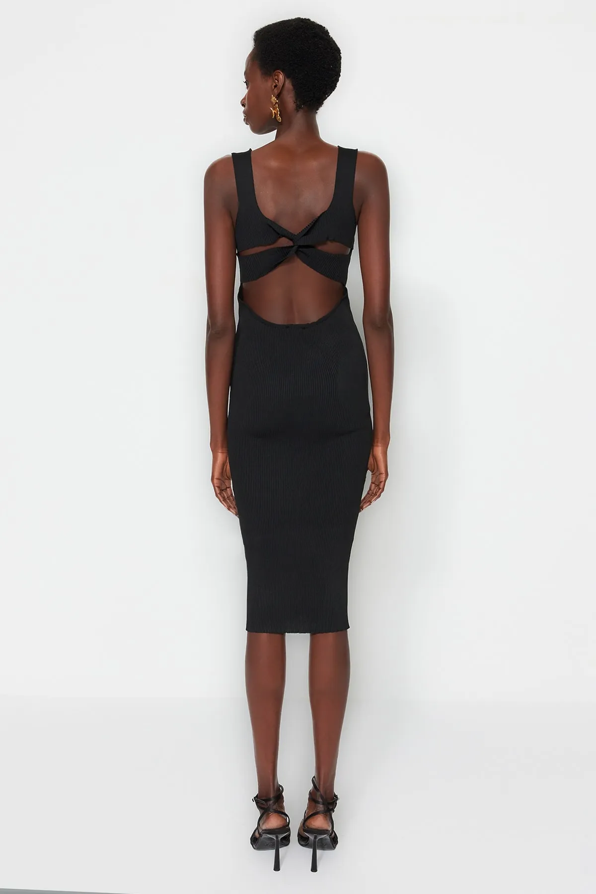 Trendyol Collection  Schwarzes, tailliertes Strick-Abendkleid TPRSS23EL00368