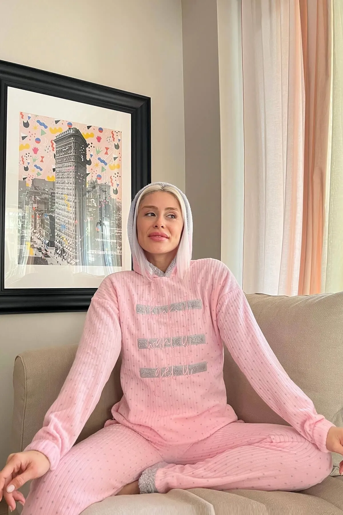 Pijamaevi  Puderrosa Pyjama-Set aus Plüsch-Fleece mit drei Linienmuster und Kapuze