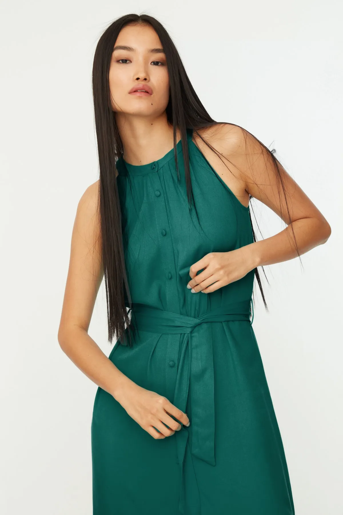 Trendyol Collection  Smaragdgrünes, gewebtes Midi-Hemdkleid mit Gürtel und vorherrschendem Kragen TWOSS19XM0112