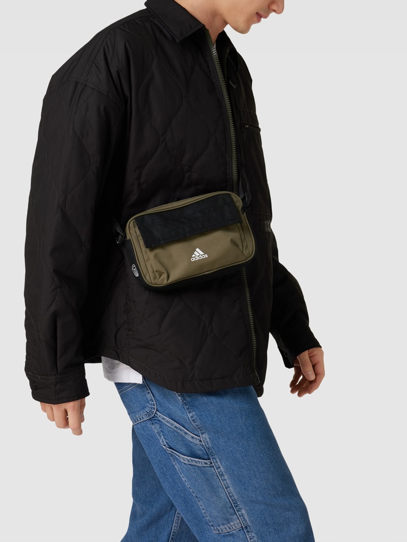 Umhängetasche mit Label-Print in olivgrün